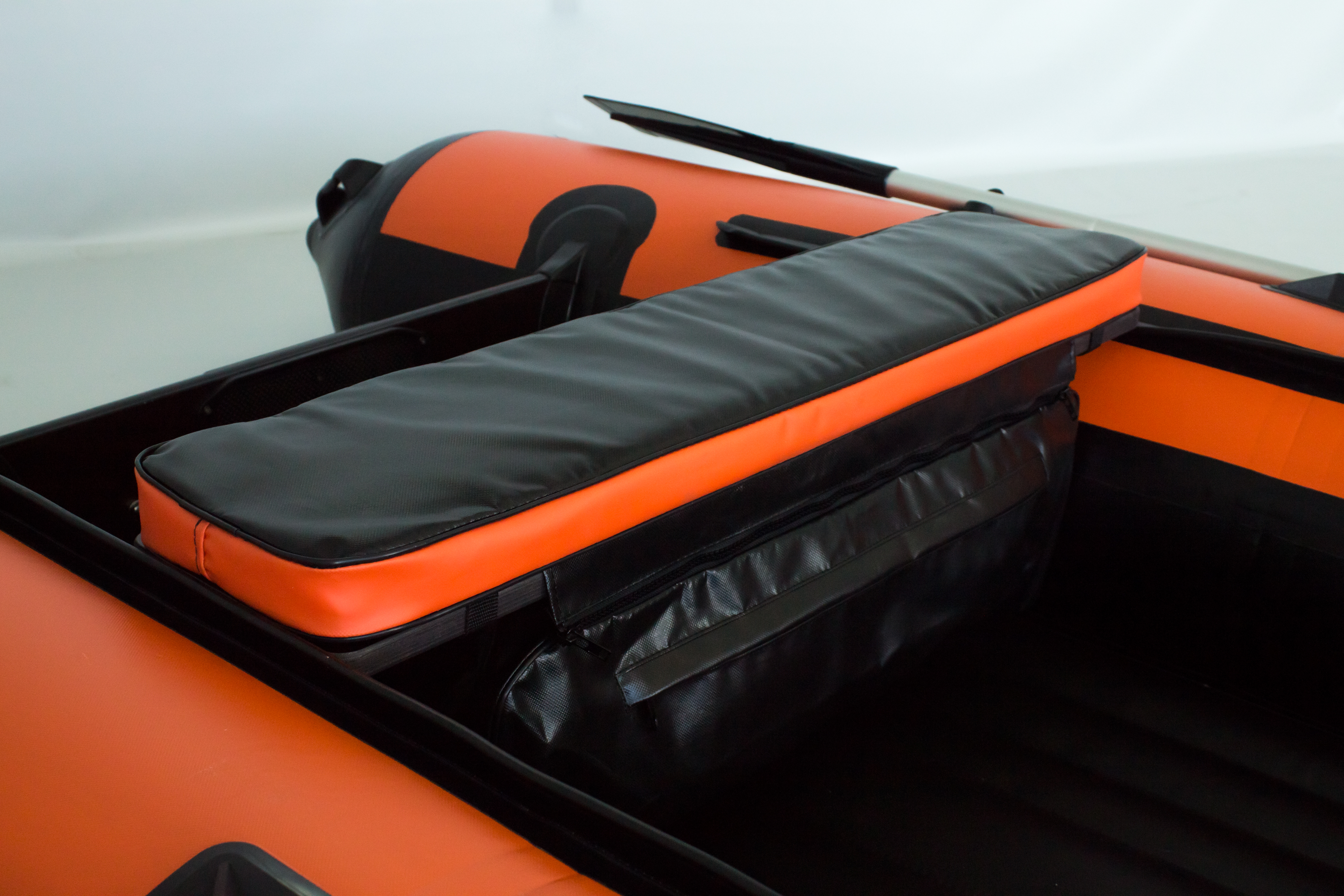 Накладка-сумка на сиденье лодки 350/450(черн-оранж) солар Накладка-сумка на сиденье лодки 350/450(черн-оранж) солар