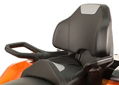 Разноуровневое двухместное сиденье оборудовано съемной пассажирской секцией с удобной спинкой и ручками для пассажира