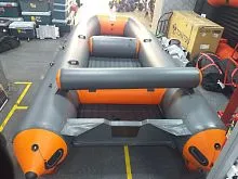 Лодка надувная ПВХ БайКат 470 Катамаран (Оранжево-графитовый) + усиленный транец, спинка заднего сид