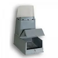 Рулевая консоль для лодки с ветровым стеклом