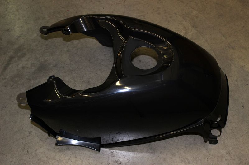 Облицовка бензобака верхняя задняя (черный) Облицовка бензобака верхняя задняя (черный)