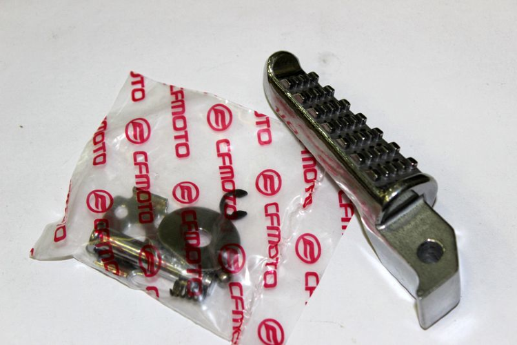 Подножка пассажирская правая в сборе CFMOTO 650 NK Подножка пассажирская правая в сборе CFMOTO 650 NK